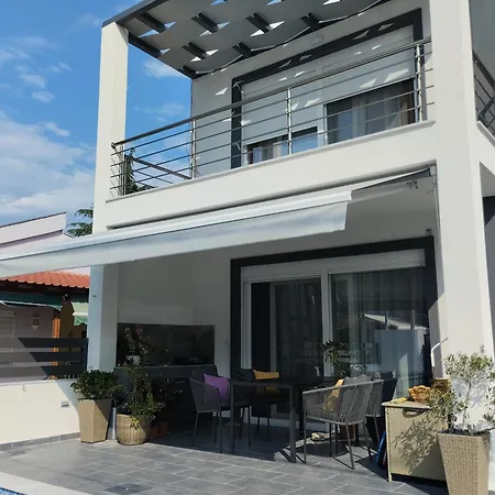 Luxury Victoria, וילה Nea Iraklitsa